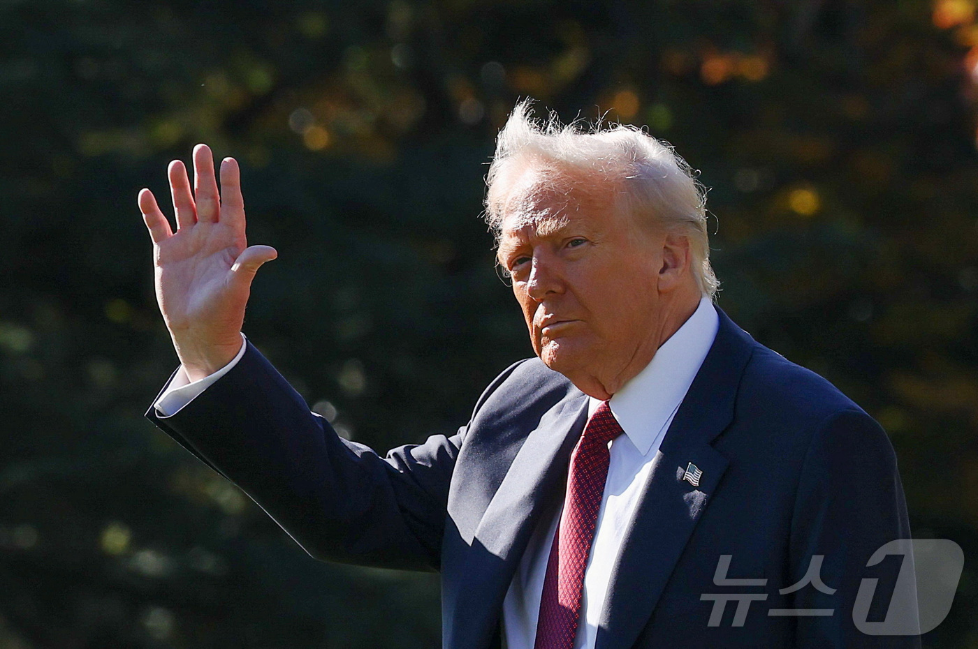 (워싱턴DC 로이터=뉴스1) 류정민 특파원 = 도널드 트럼프 미국 대통령이 5일(현지시간) 플로리다주 마이애미에서 열리는 비즈니스 포럼 행사에 참석하기 위해 백악관을 나서며 손을 …