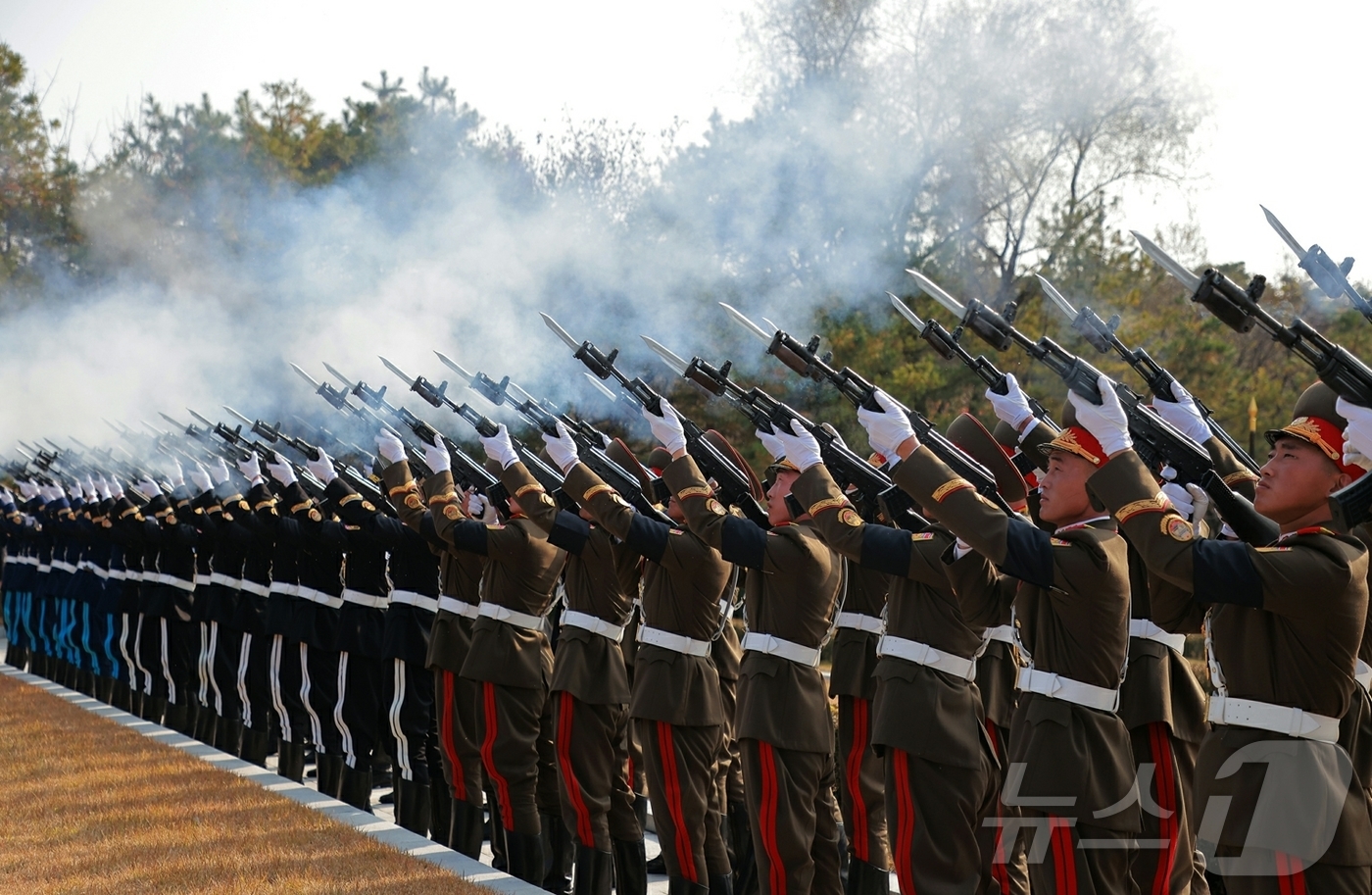 (평양 노동신문=뉴스1) = 북한 노동당 기관지 노동신문은 6일 "평양에서 5일 고 김영남 동지의 장의식이 엄숙히 거행됐다"고 보도했다. [국내에서만 사용가능. 재배포 금지. DB …