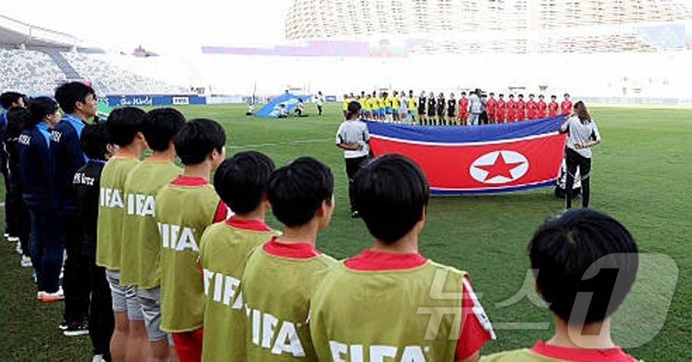 (평양 노동신문=뉴스1) = 북한 노동당 기관지 노동신문은 6일 FIFA(국제축구연맹) U-17(17살 미만) 여자월드컵경기대회에서 선수단이 결승에 진출했다고 보도했다. [국내에서 …