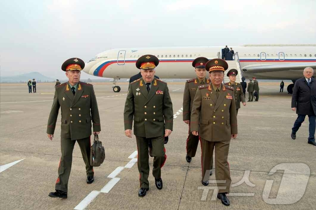 (평양 노동신문=뉴스1) = 북한 노동당 기관지 노동신문은 6일 "러시아연방 국방성 부상을 단장으로 하는 군사정치총국대표단이 5일 평양에 도착했다"고 보도했다. [국내에서만 사용가 …