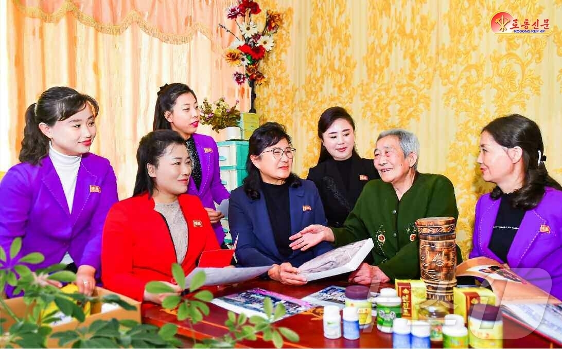 (평양 노동신문=뉴스1) = 북한 노동당 기관지 노동신문은 6일 중구역공업품종합상점 일꾼(간부)들과 종업원들이 전쟁노병들을 친혈육의 정으로 돌봐주고 있다고 보도했다. [국내에서만 …