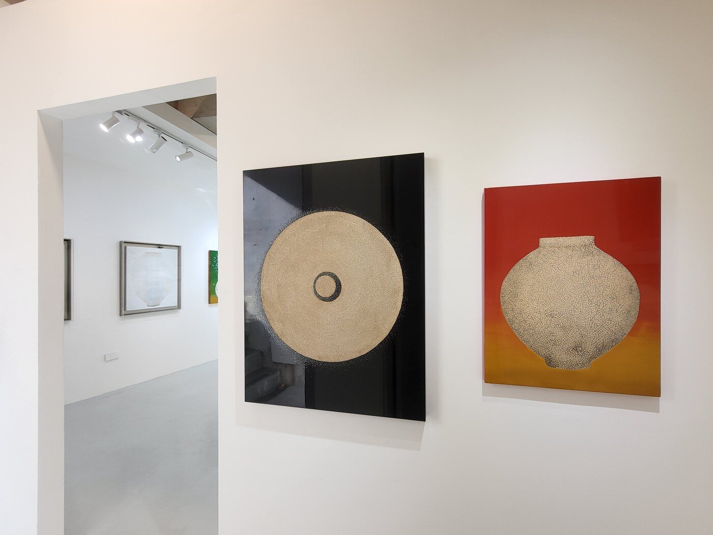 본문 이미지 - 신란숙의 개인전 '달빛, 보이지 않지만 빛나고 있어' 전시 전경 (하랑갤러리 제공)