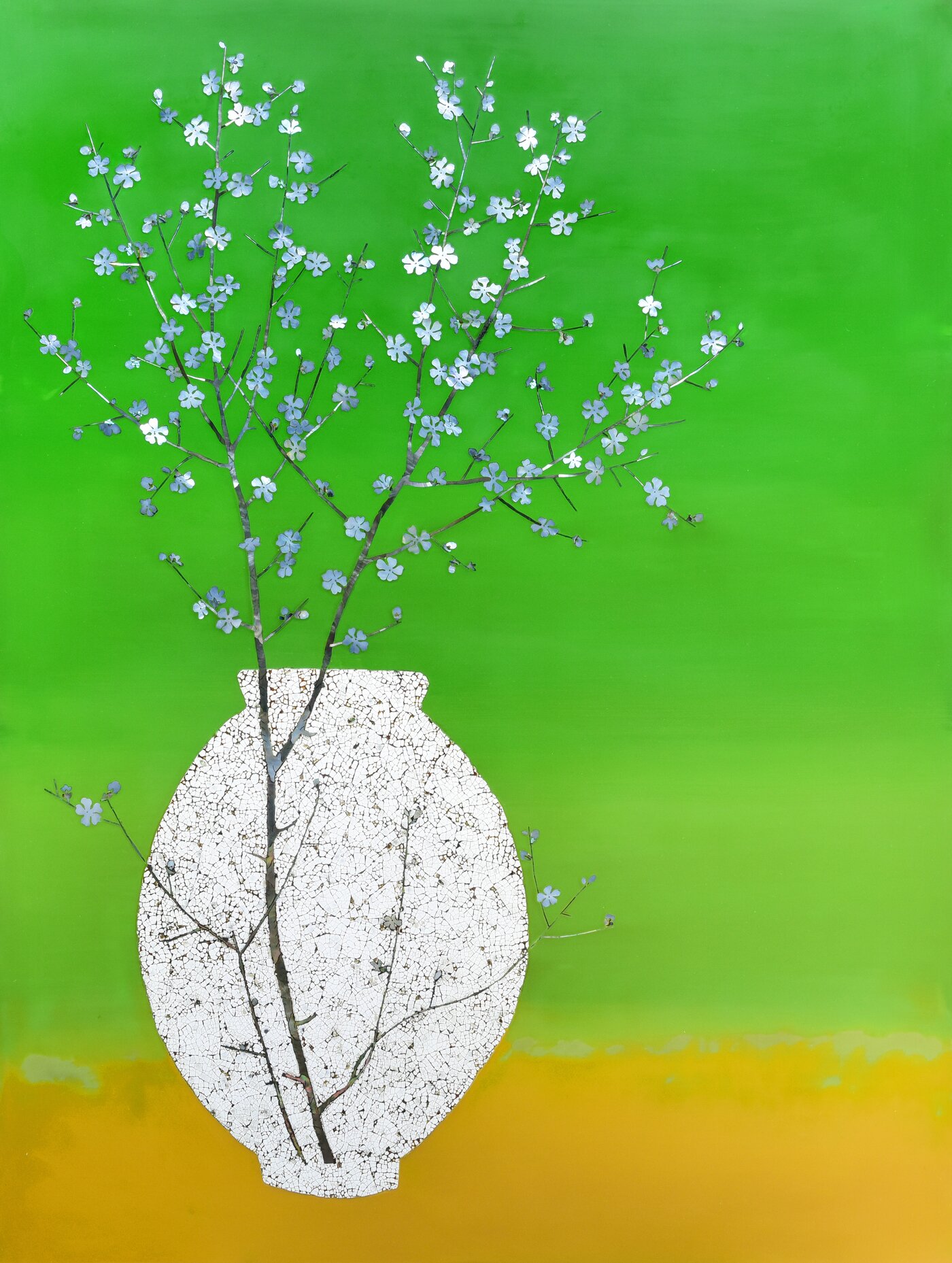 본문 이미지 - 신란숙 꽃숨 66x86 옻칠,나전,난각 2024 (하랑갤러리 제공)