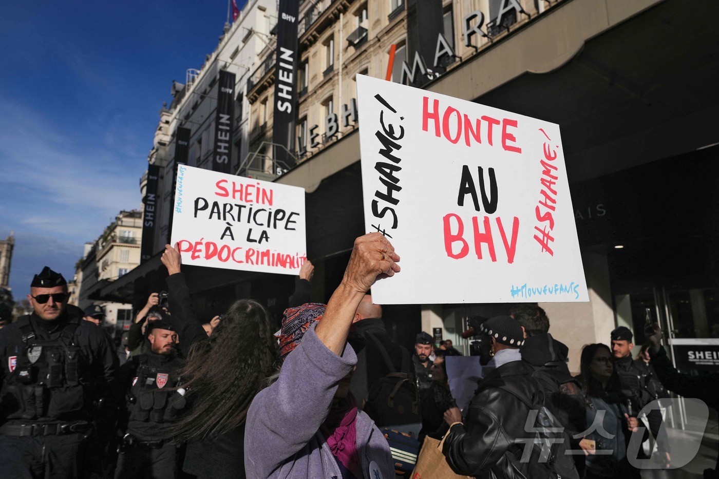 (파리 AFP=뉴스1) 윤다정 기자 = 5일(현지시간) 쉬인이 첫 오프라인 매장을 연 프랑스 파리 BHV 마레 백화점 앞에서 한 여성이 'BHV는 부끄러운 줄 알라'(Shame o …