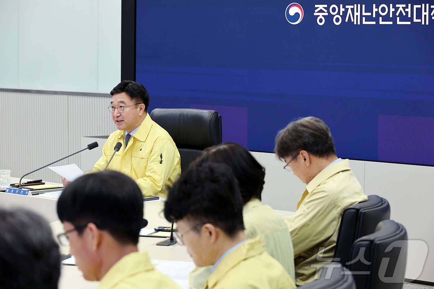 (서울=뉴스1) = 윤호중 중앙재난안전대책본부장(행정안전부 장관)이 6일 오전 정부세종청사에서 국가정보자원관리원 행정정보시스템 화재 관련 중대본 회의에서 모두 발언을 하고 있다. …