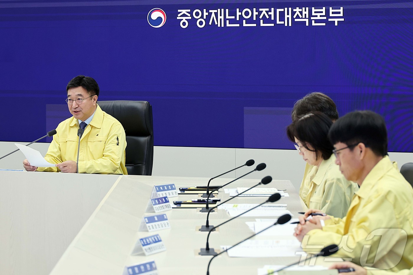 (서울=뉴스1) = 윤호중 중앙재난안전대책본부장(행정안전부 장관)이 6일 오전 정부세종청사에서 국가정보자원관리원 행정정보시스템 화재 관련 중대본 회의에서 모두 발언을 하고 있다. …