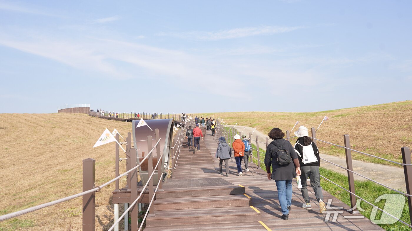 본문 이미지 - 서산한우목장길에서 진행된 2025 한걸음마다 힐링, 가을길 건강걷기 행사 모습&#40;서산시 제공. 재판매 및 DB금지&#41;2025.11.6/뉴스1