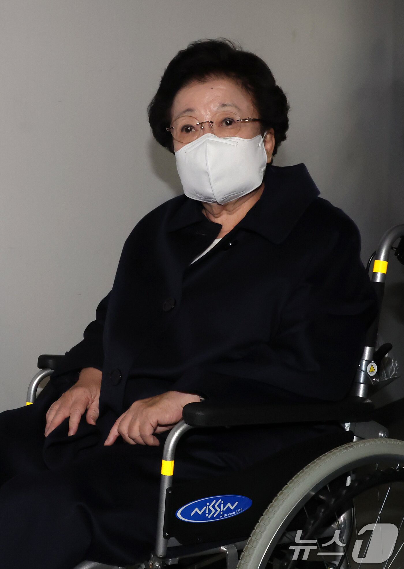 본문 이미지 - 이배용 전 국가교육위원장이 6일 서울 종로구 KT광화문빌딩에 마련된 김건희 특검(특별검사 민중기) 사무실에 참고인 조사를 받기 위해 출석하고 있다.   2025.11.6/뉴스1 ⓒ News1 김성진 기자