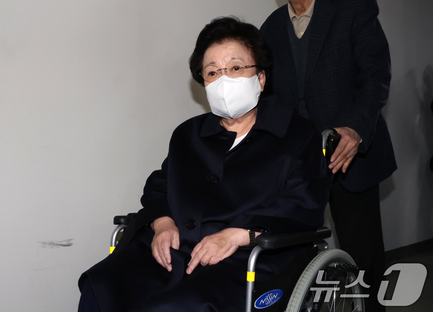 본문 이미지 - 이배용 전 국가교육위원장이 6일 서울 종로구 KT광화문빌딩에 마련된 김건희 특검(특별검사 민중기) 사무실에 참고인 조사를 받기 위해 출석하고 있다.   2025.11.6/뉴스1 ⓒ News1 김성진 기자