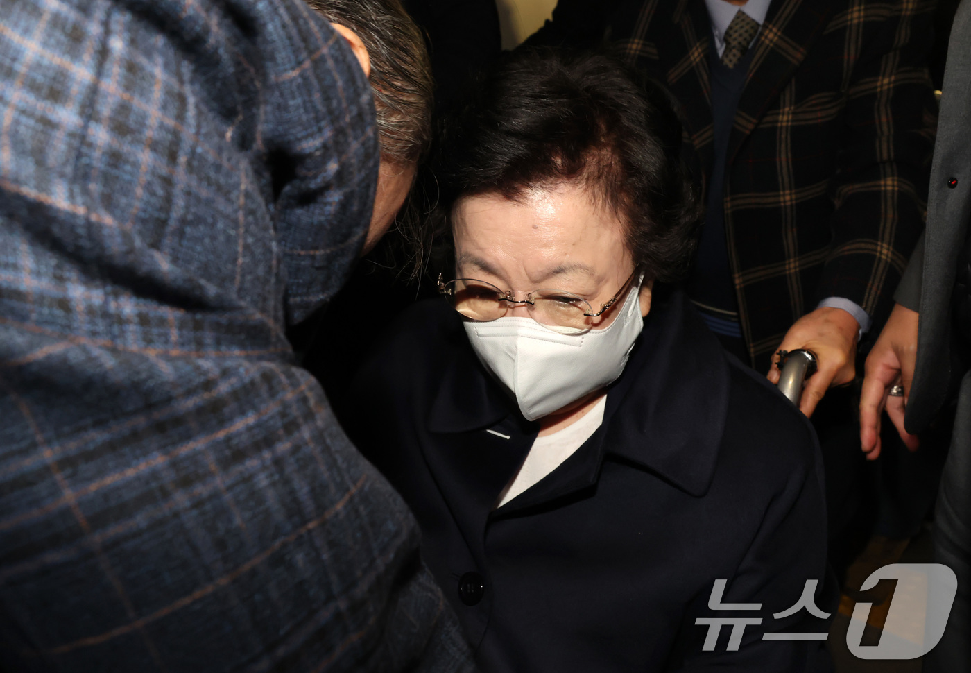 (서울=뉴스1) 김성진 기자 = 이배용 전 국가교육위원장이 6일 서울 종로구 KT광화문빌딩에 마련된 김건희 특검(특별검사 민중기) 사무실에 참고인 조사를 받기 위해 출석하고 있다. …