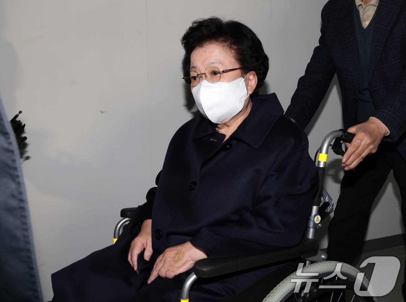 (서울=뉴스1) 김성진 기자 = 이배용 전 국가교육위원장이 6일 서울 종로구 KT광화문빌딩에 마련된 김건희 특검(특별검사 민중기) 사무실에 참고인 조사를 받기 위해 출석하고 있다. …