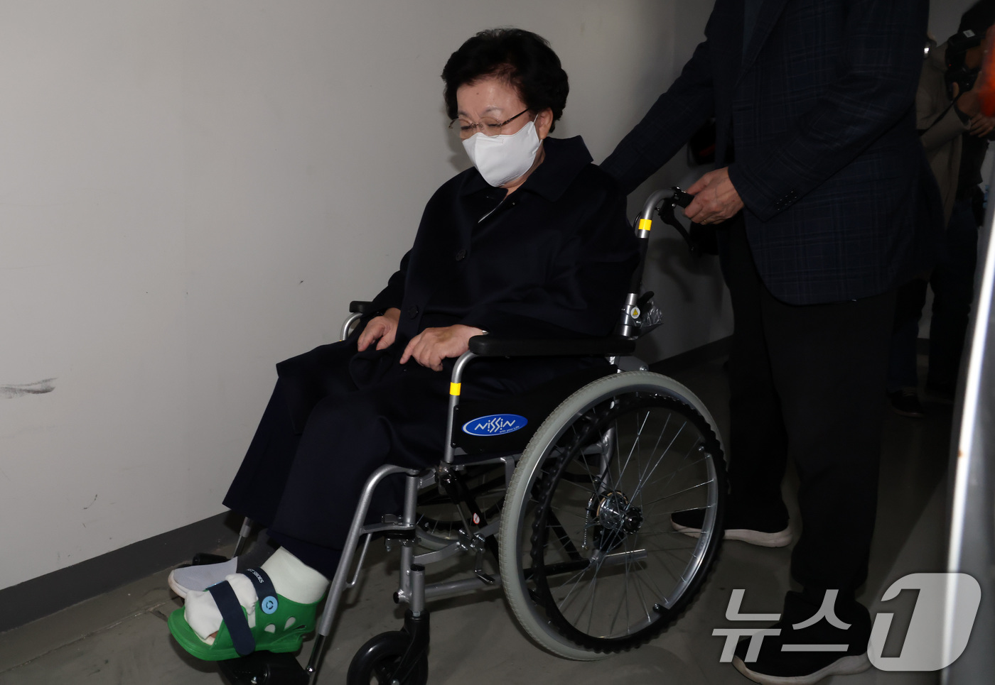 (서울=뉴스1) 김성진 기자 = 이배용 전 국가교육위원장이 6일 서울 종로구 KT광화문빌딩에 마련된 김건희 특검(특별검사 민중기) 사무실에 참고인 조사를 받기 위해 출석하고 있다. …