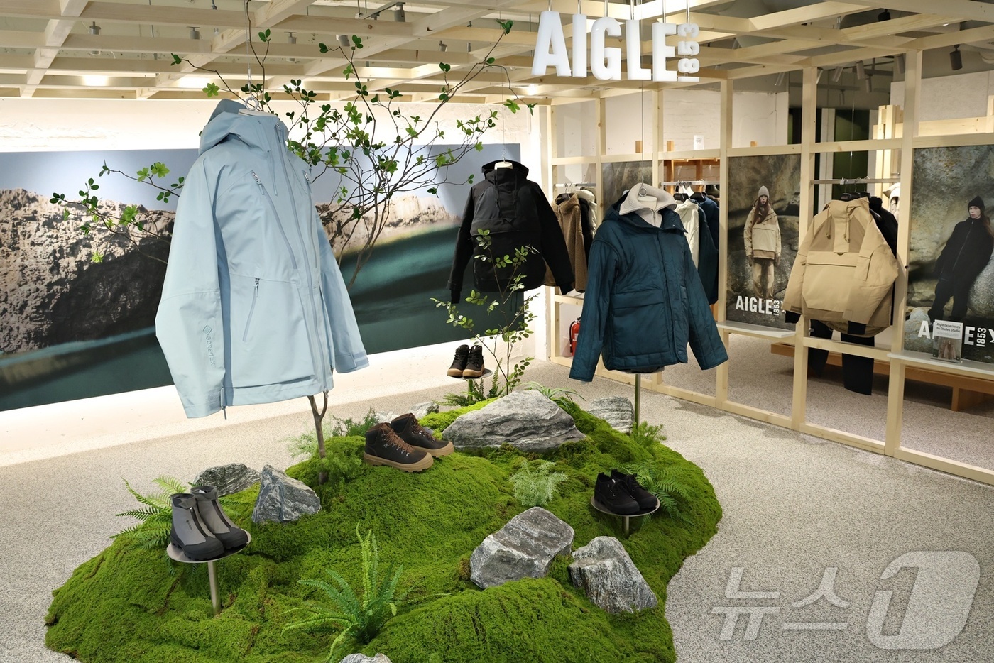 (서울=뉴스1) = 롯데홈쇼핑은 내달 31일까지 서울 용산구 한남동 패션거리에서 프랑스 아웃도어 브랜드 'AIGLE(에이글)'의 겨울 신상품을 선보이는 초대형 팝업스토어를 운영한다 …