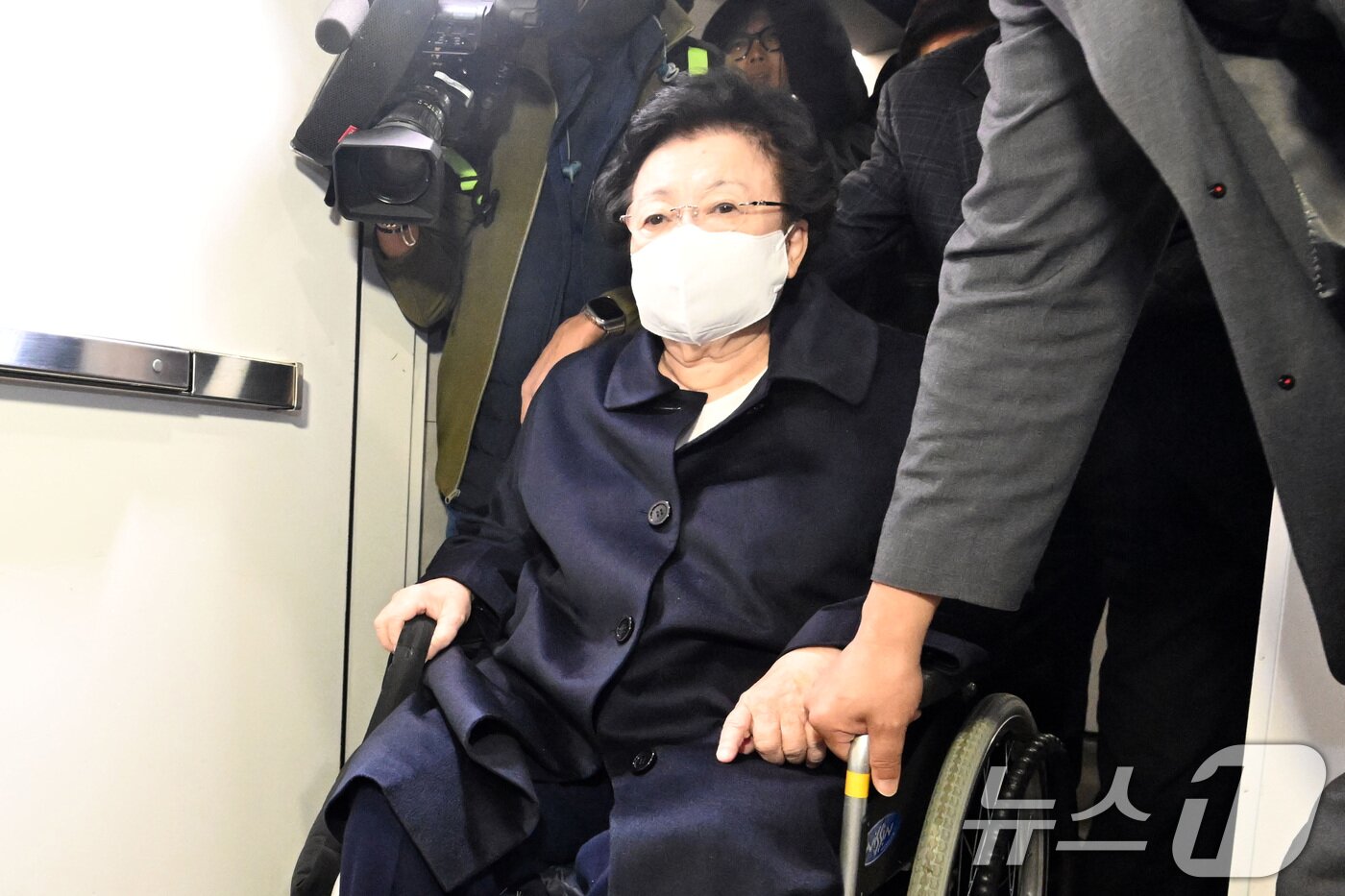 본문 이미지 - 이배용 전 국가교육위원장이 6일 서울 종로구 KT광화문빌딩에 마련된 김건희 특검(특별검사 민중기) 사무실에 참고인 조사를 받기 위해 출석하고 있다.  (공동취재) 2025.11.6/뉴스1 ⓒ News1 김성진 기자