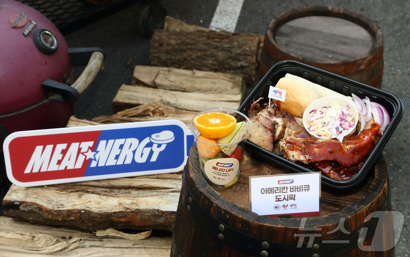 (서울=뉴스1) = 미국육류수출협회는 11월 9일 ‘소방의 날’을 맞아 분당 소방서와 송파 소방서 소속 소방관 330명에게 든든한 아메리칸 바비큐 도시락과 음료를 전달하는 사회공헌 …