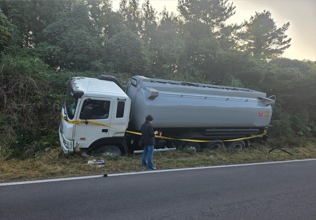 제주서 이동탱크저장소 전도…40대 운전자 다리 밑에서 숨진채 발견