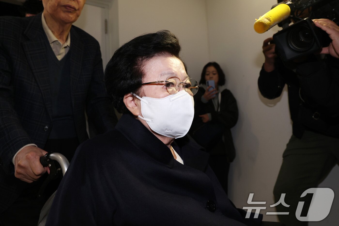 본문 이미지 - 이배용 전 국가교육위원장이 6일 서울 종로구 KT광화문빌딩에 마련된 김건희 특검(특별검사 민중기) 사무실에 참고인 조사를 받기 위해 출석하고 있다.  (공동취재) 2025.11.6/뉴스1 ⓒ News1 김성진 기자