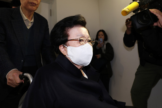 이배용 '금거북이·인사 청탁' 의혹 14시간 조사 종료(종합)