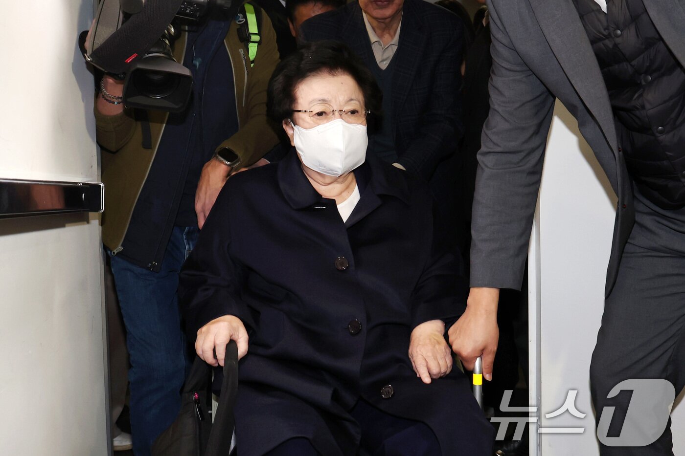 본문 이미지 - 이배용 전 국가교육위원장이 6일 서울 종로구 KT광화문빌딩에 마련된 김건희 특검(특별검사 민중기) 사무실에 참고인 조사를 받기 위해 출석하고 있다. 이 전 위원장은 김건희 여사에게 금품을 건네고 공직 인사를 청탁했다는 의혹을 받는다. (공동취재) 2025.11.6/뉴스1 ⓒ News1 김성진 기자