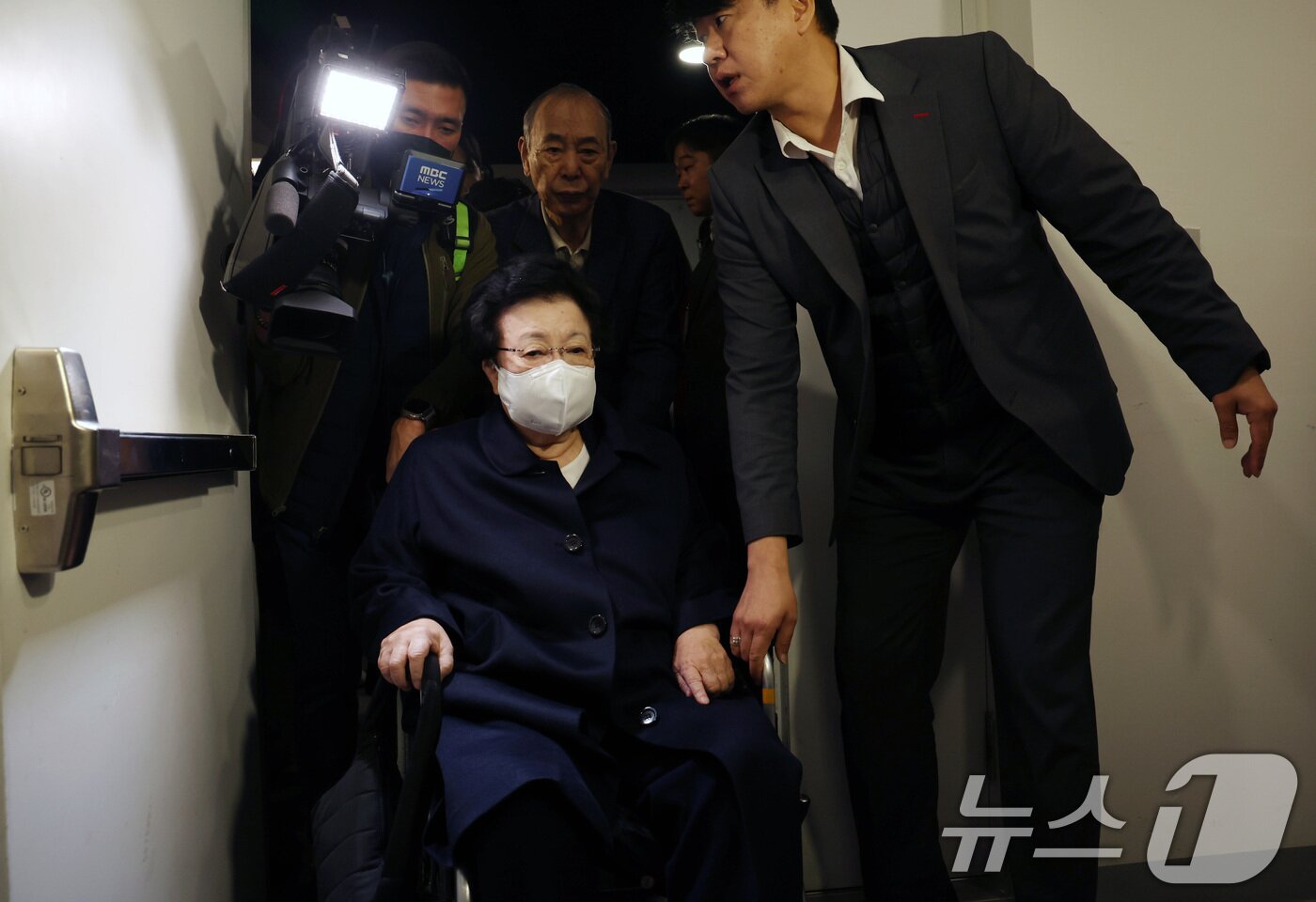 본문 이미지 - 이배용 전 국가교육위원장이 6일 서울 종로구 KT광화문빌딩에 마련된 김건희 특검(특별검사 민중기) 사무실에 참고인 조사를 받기 위해 출석하고 있다.  (공동취재) 2025.11.6/뉴스1 ⓒ News1 김성진 기자