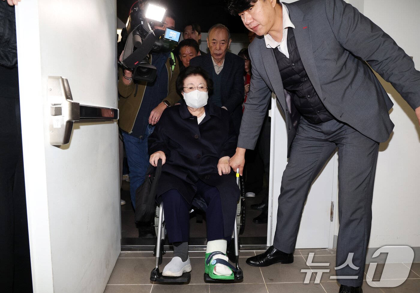 본문 이미지 - 이배용 전 국가교육위원장이 6일 서울 종로구 KT광화문빌딩에 마련된 김건희 특검(특별검사 민중기) 사무실에 참고인 조사를 받기 위해 출석하고 있다.  (공동취재) 2025.11.6/뉴스1 ⓒ News1 김성진 기자