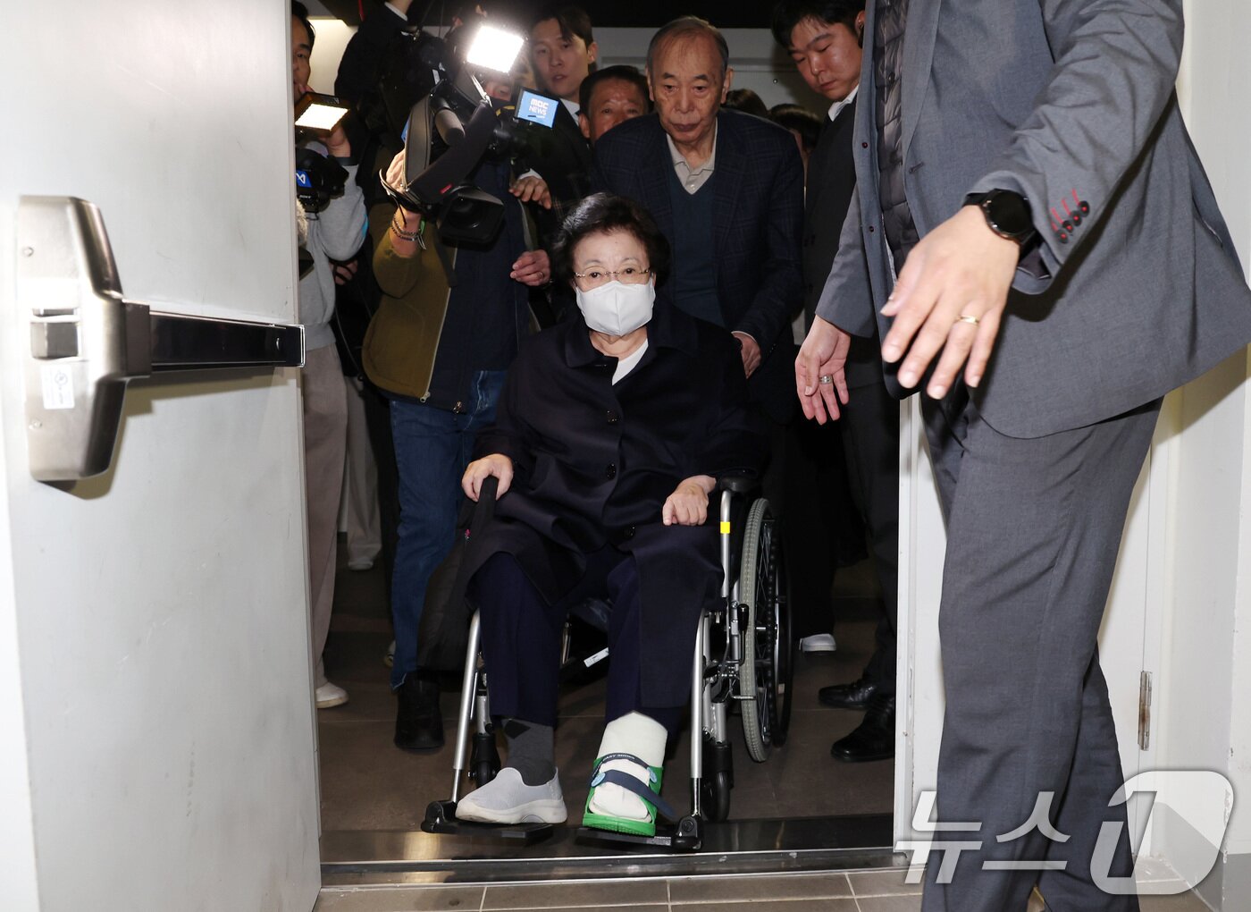 본문 이미지 - 이배용 전 국가교육위원장이 6일 서울 종로구 KT광화문빌딩에 마련된 김건희 특검(특별검사 민중기) 사무실에 참고인 조사를 받기 위해 출석하고 있다.  (공동취재) 2025.11.6/뉴스1 ⓒ News1 김성진 기자