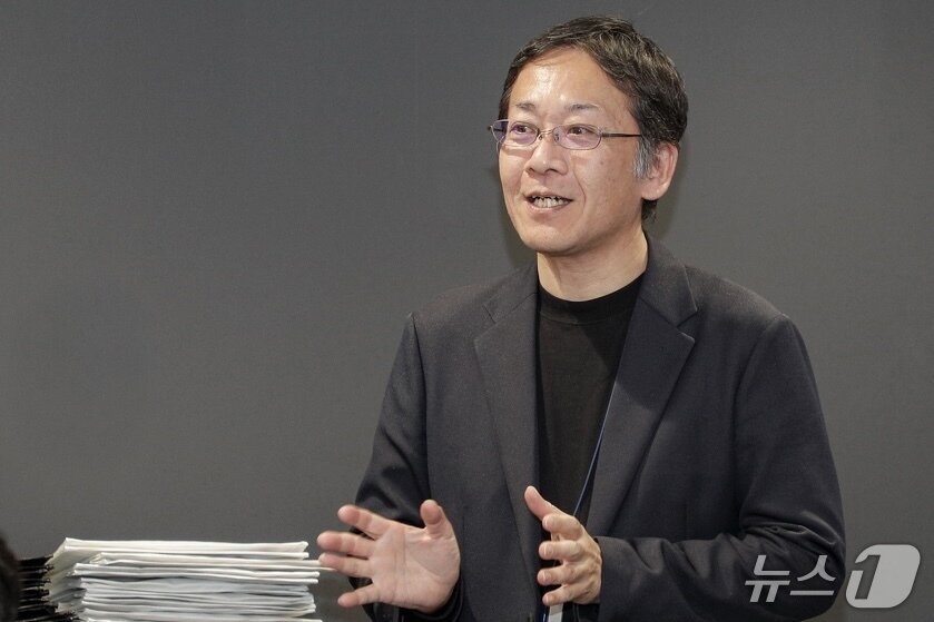 본문 이미지 - 코테가와 쥰이치 현대자동차 오사카 고객경험센터&#40;CXC&#41; 시니어 매니저가 지난달 30일 센터를 방문한 한국자동차기자협회 취재진과 인터뷰하고 있는 모습&#40;공동취재&#41;. 2025.10.30.