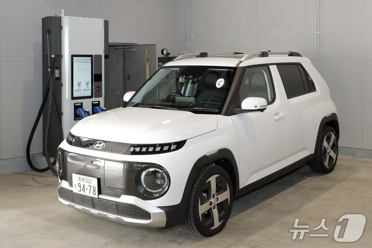 본문 이미지 - 지난달 30일 일본 오사카의 현대자동차 오사카 고객경험센터&#40;CXC&#41; 1층 정비장에 인스터가 충전되고 있는 모습&#40;한국자동차기자협회 공동취재&#41;. 2025.10.30.
