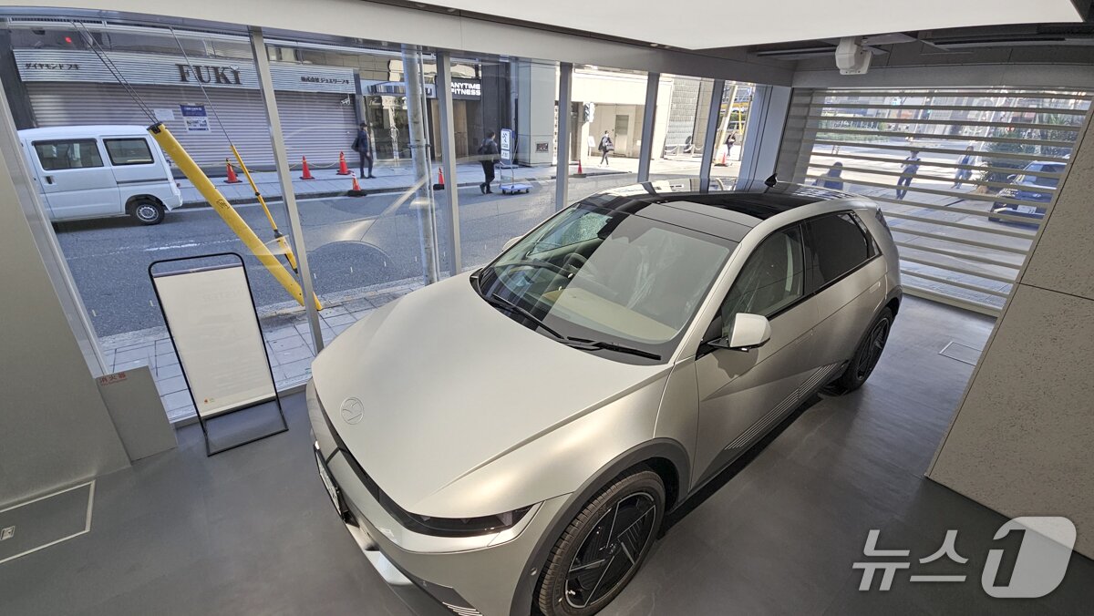 본문 이미지 - 지난달 30일 일본 오사카의 현대자동차 오사카 고객경험센터&#40;CXC&#41; 1층 출고장에 고객 인도를 앞둔 아이오닉 5가 놓여있는 모습&#40;한국자동차기자협회 공동취재&#41;. 2025.10.30.