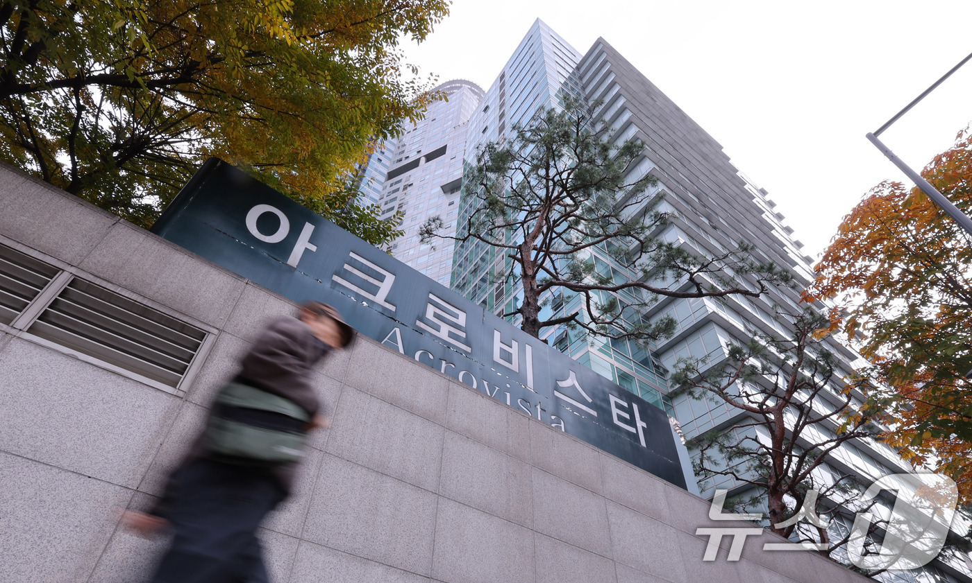 (서울=뉴스1) 박지혜 기자 = 김건희 여사의 각종 의혹을 수사하는 민중기 특별검사팀이 6일 대통령 관저 이전 의혹과 관련해 윤석열 전 대통령 부부 주거지 등에 대한 강제수사에 착 …