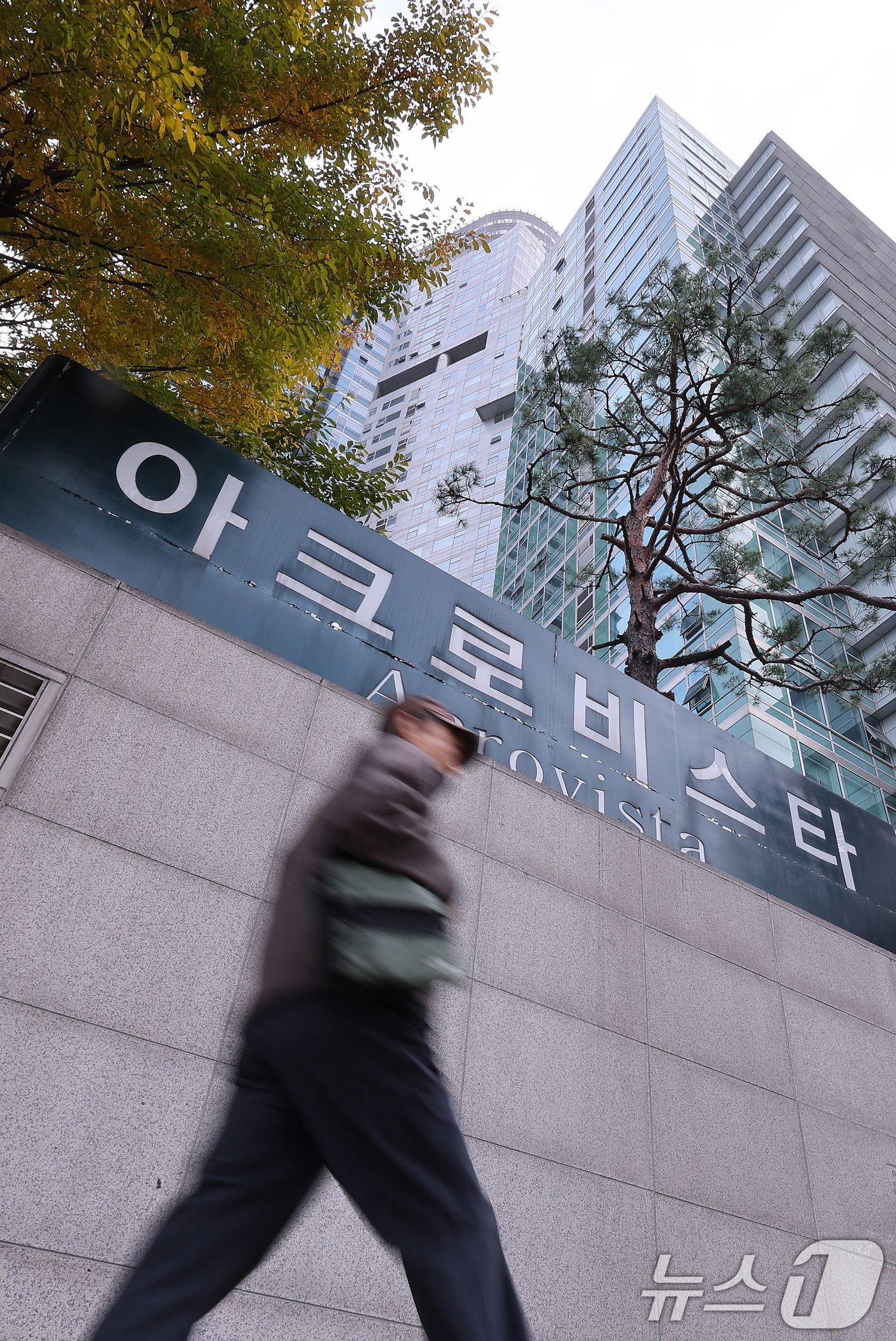 (서울=뉴스1) 박지혜 기자 = 김건희 여사의 각종 의혹을 수사하는 민중기 특별검사팀이 6일 대통령 관저 이전 의혹과 관련해 윤석열 전 대통령 부부 주거지 등에 대한 강제수사에 착 …