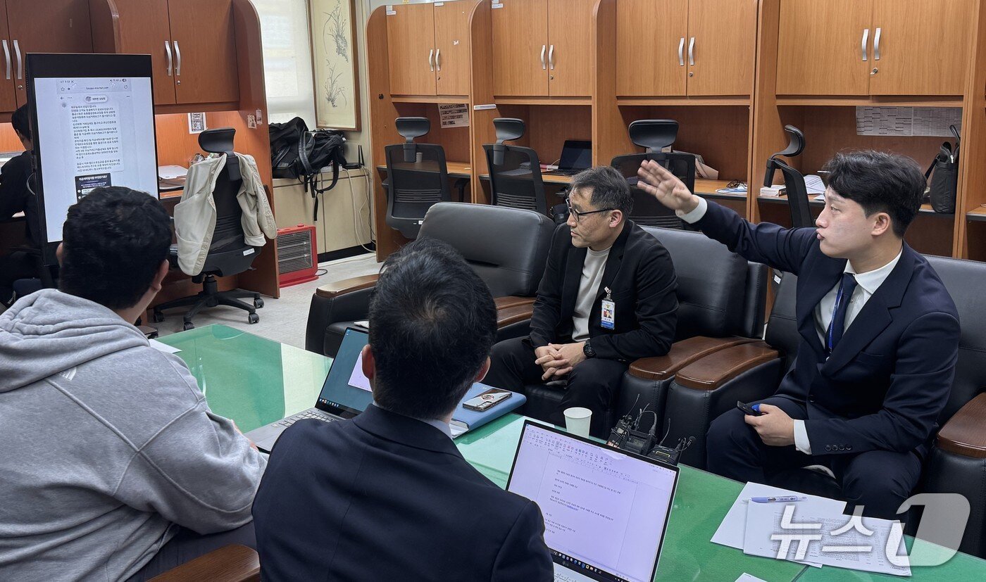 본문 이미지 - 전북경찰청 박근우 수사2계장(오른쪽 끝에서 두번째)과 전주완산경찰서 정재인 수사팀장(오른쪽 끝에서 첫번째)이 사건 브리핑을 하고 있다.2025.11.6/뉴스1 장수인 기자