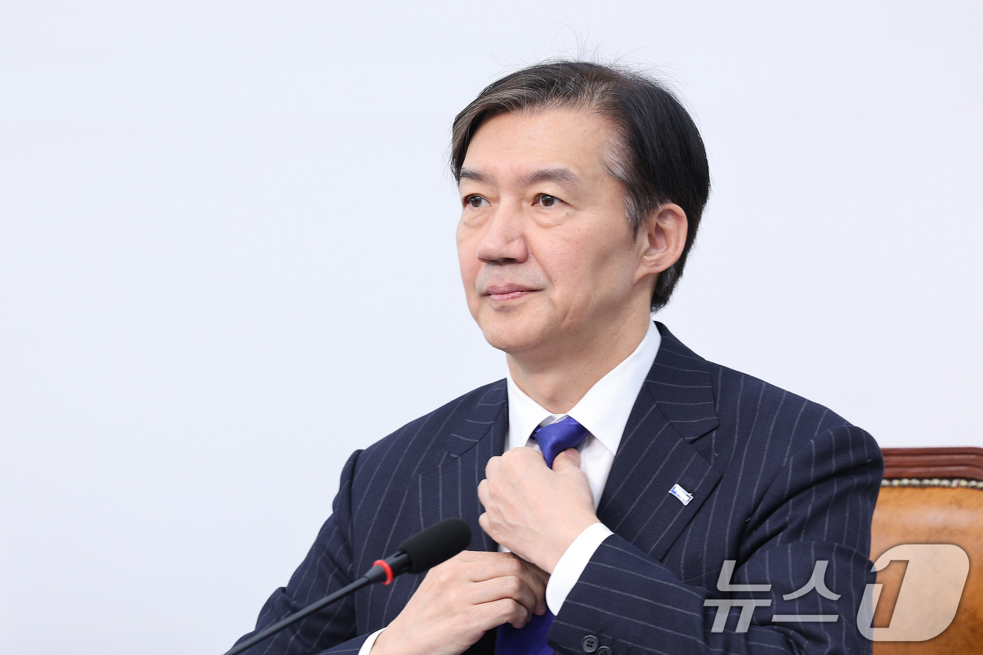 (서울=뉴스1) 신웅수 기자 = 조국 조국혁신당 비상대책위원장이 6일 서울 여의도 국회에서 열린 비상대책위원회 회의에서 넥타이를 고쳐매고 있다.조국 비대위원장은 이날 당대표 출마를 …