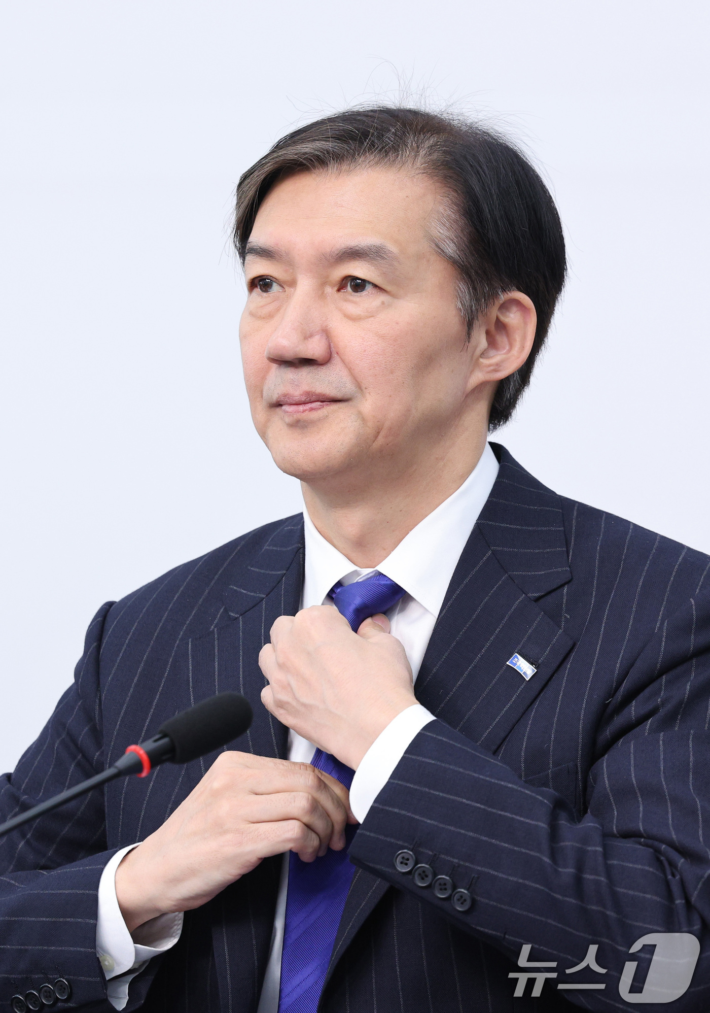 (서울=뉴스1) 신웅수 기자 = 조국 조국혁신당 비상대책위원장이 6일 서울 여의도 국회에서 열린 비상대책위원회 회의에서 넥타이를 고쳐매고 있다.조국 비대위원장은 이날 당대표 출마를 …