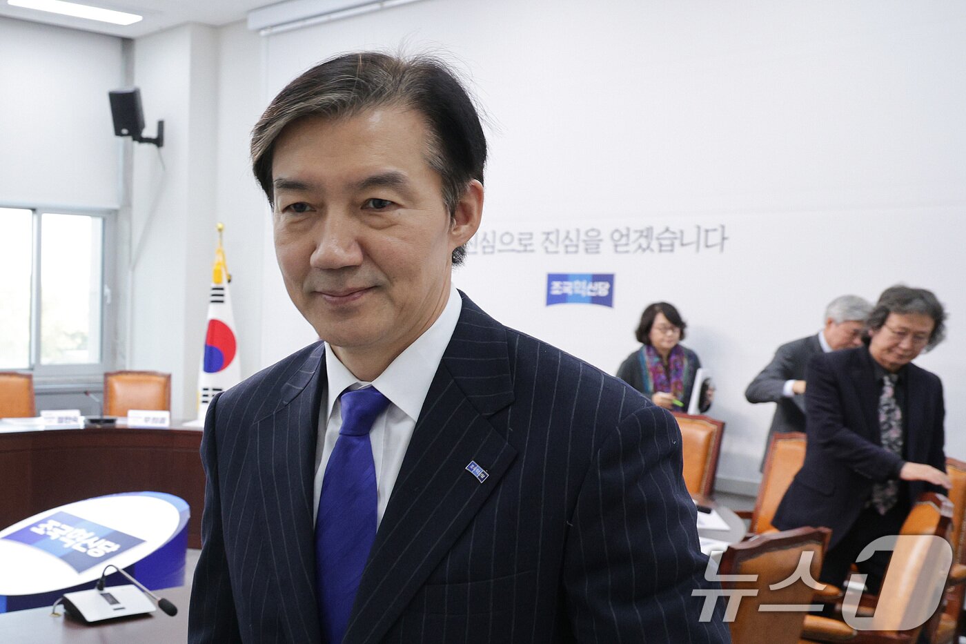 본문 이미지 - 조국 조국혁신당 비상대책위원장이 6일 서울 여의도 국회에서 열린 비상대책위원회를 마친 후 회의실을 나서고 있다. 조 비대위원장은 이날 당대표 출마를 위해 비대위원장직에서 사퇴한다고 밝혔다. 2025.11.6/뉴스1 ⓒ News1 신웅수 기자