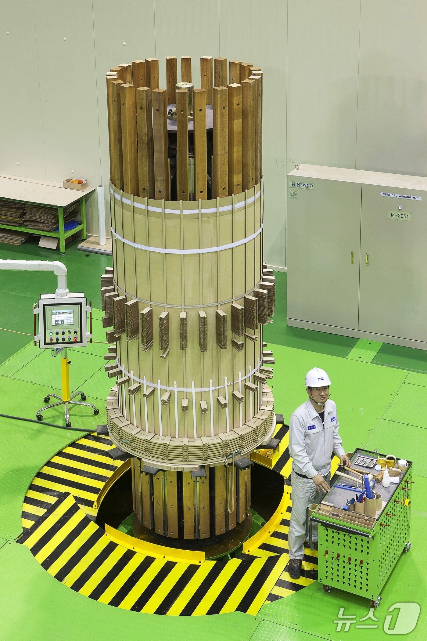 본문 이미지 - 일진전기 홍성공장에서 변압기 제작을 위한 권선 작업이 진행 중이다. &#40;사진제공 = 일진전기&#41; 