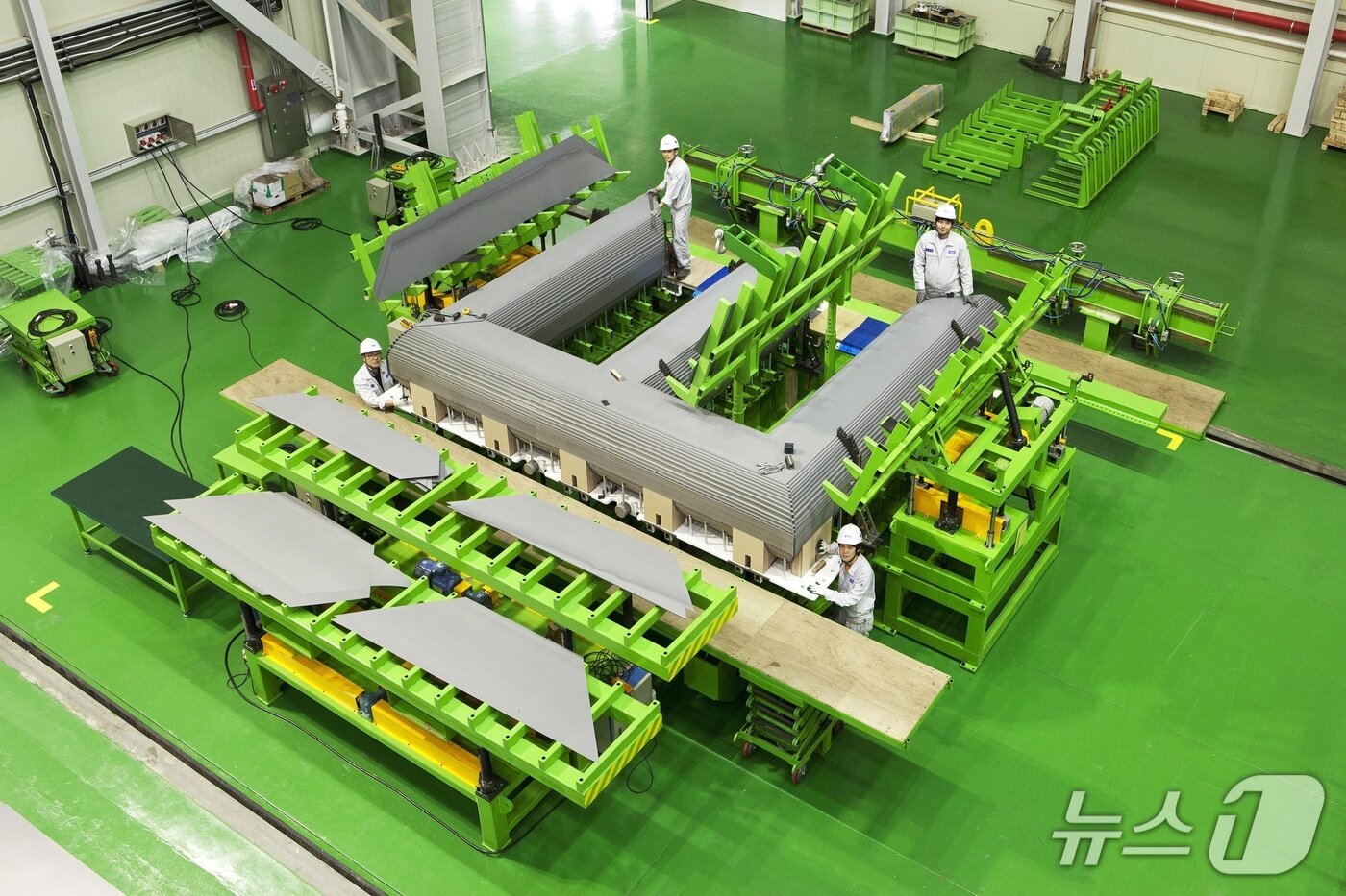 본문 이미지 - 일진전기 홍성공장에서 변압기 제작을 위한 철심 작업이 진행 중이다. &#40;사진제공 = 일진전기&#41; 