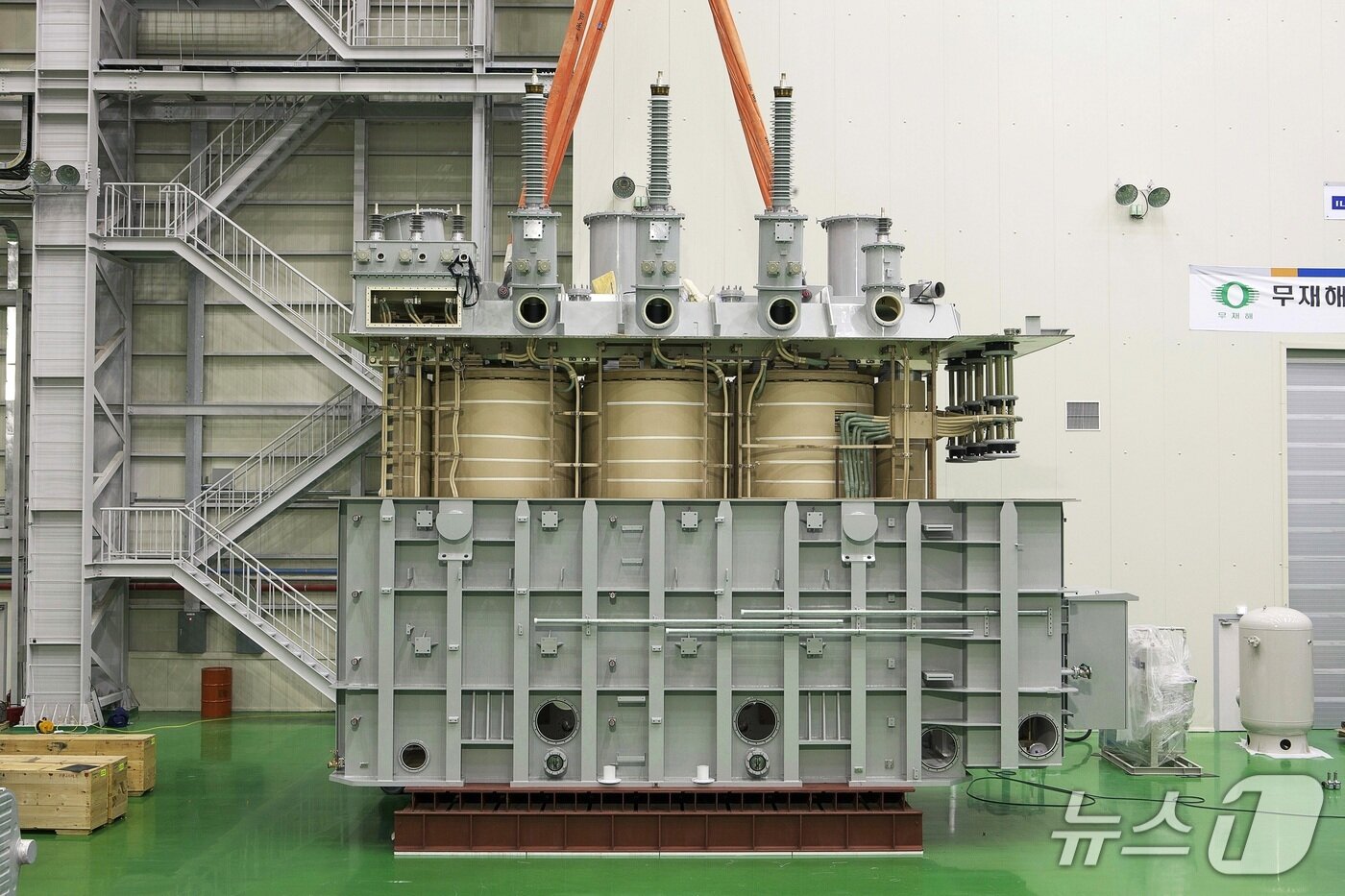 본문 이미지 -  일진전기 홍성공장에서 제작 중인 변압기 모습. &#40;사진제공 = 일진전기&#41; 