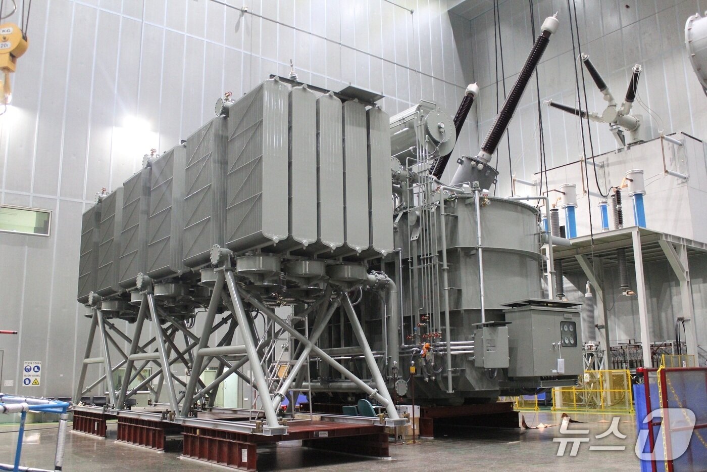 본문 이미지 - 일진전기 홍성공장에서 제작이 완료된 변압기가 출하 전 시험을 앞두고 있다. &#40;사진제공 = 일진전기&#41;  