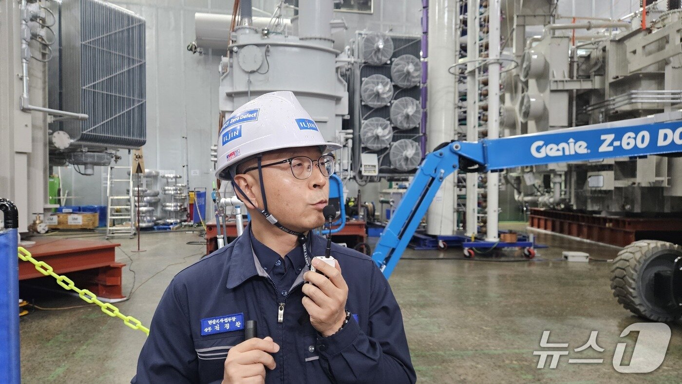본문 이미지 - 김정찬 일진전기 상무가 홍성공장에서 변압기 제작 과정을 설명하고 있다. &#40;사진제공 = 일진전기&#41;