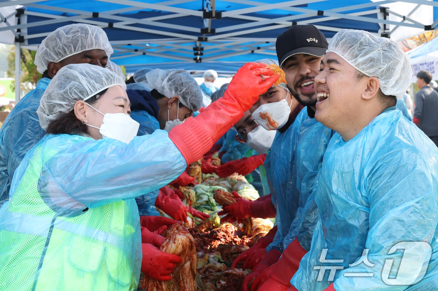 본문 이미지 - 6일 대전 서구 둔산동 샘머리공원에서 열린 서구 자원봉사센터 주최‘함께하는 기쁨, 사랑가득 김장나눔’ 행사에서 배재대 한국어학당 유학생들이 김장을 맛보고 있다. 김장에 참여한 외국인 유학생은 서구청이 ‘한국문화교실’과 연계해 마련된 것으로, 외국인 유학생들이 김치 담그기와 나눔 활동을 통해 한국의 전통문화와 이웃사랑의 정신을 체험할 수 있도록 기획됐다. 2025.11.6/뉴스1 ⓒ News1 김기태 기자