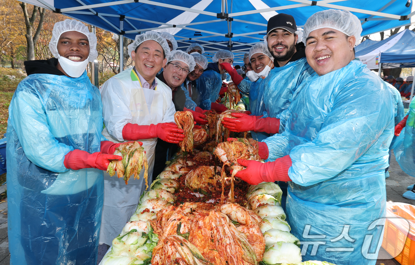 (대전=뉴스1) 김기태 기자 = 6일 대전 서구 둔산동 샘머리공원에서 열린 서구 자원봉사센터 주최‘함께하는 기쁨, 사랑가득 김장나눔’ 행사에서 서철모 서구청장이 배재대 한국어학당 …