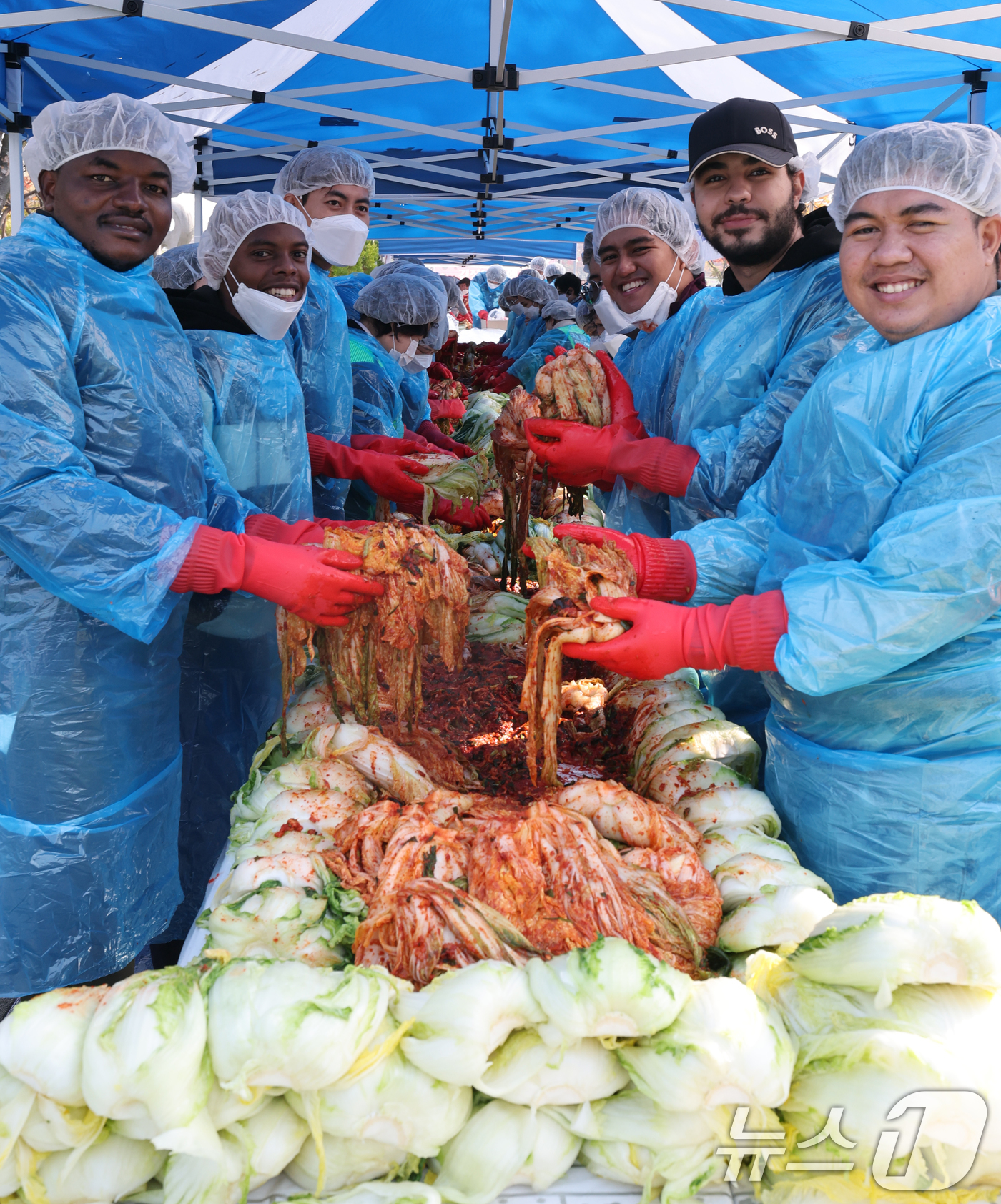 (대전=뉴스1) 김기태 기자 = 6일 대전 서구 둔산동 샘머리공원에서 열린 서구 자원봉사센터 주최‘함께하는 기쁨, 사랑가득 김장나눔’ 행사에서 배재대 한국어학당 유학생들이 김장을 …