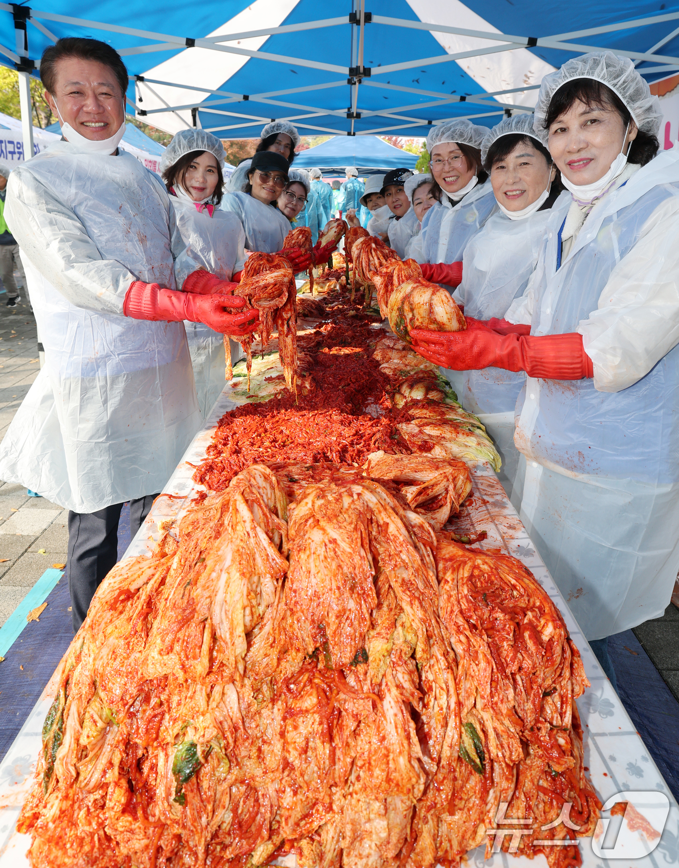 (대전=뉴스1) 김기태 기자 = 6일 대전 서구 둔산동 샘머리공원에서 열린 서구 자원봉사센터 주최 ‘함께하는 기쁨, 사랑가득 김장나눔’ 행사에서 봉사자들이 김장을 하고 있다. 20 …