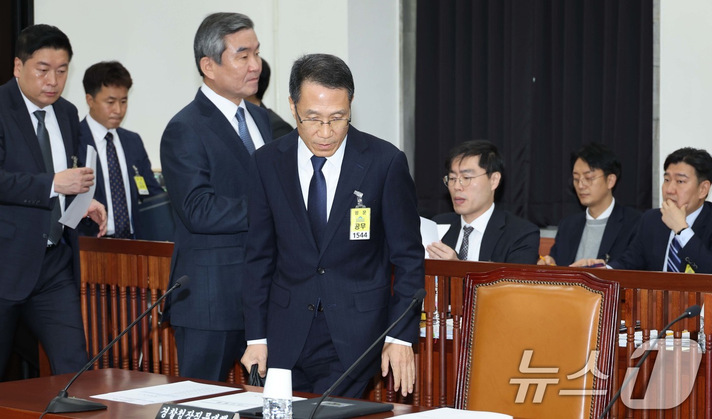 (서울=뉴스1) 국회사진기자단 = 유재성 경찰청장 직무대행과 박성주 국가수사본부장이 6일 서울 여의도 국회 정보위원회에서 열린 경찰청에 대한 국정감사에 출석하고 있다.  2025. …