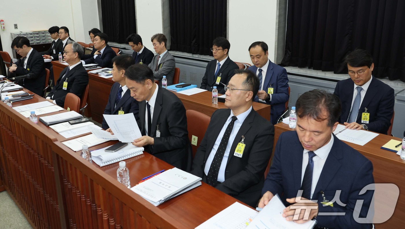 (서울=뉴스1) 국회사진기자단 = 6일 서울 여의도 국회 정보위원회에서 열린 경찰청에 대한 국정감사에서 경찰청 간부들이 자리하고 있다. 2025.11.6/뉴스1