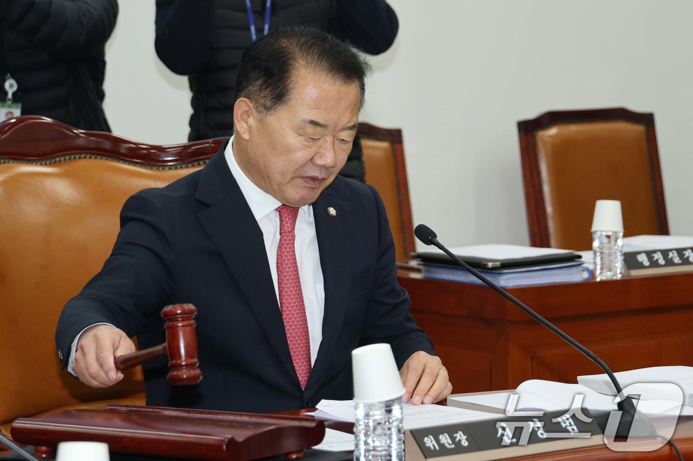 (서울=뉴스1) 국회사진기자단 = 신성범 위원장이 6일 서울 여의도 국회 정보위원회에서 열린 경찰청에 대한 국정감사에서 의사봉을 두드리고 있다. 2025.11.6/뉴스1