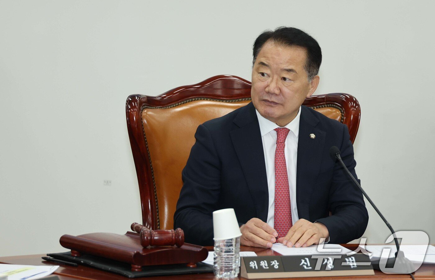 본문 이미지 - 신성범 위원장이 지난해 11월 6일 서울 여의도 국회 정보위원회에서 열린 경찰청에 대한 국정감사에 참석하고 있다. 2025.11.6 ⓒ 뉴스1 국회사진기자단