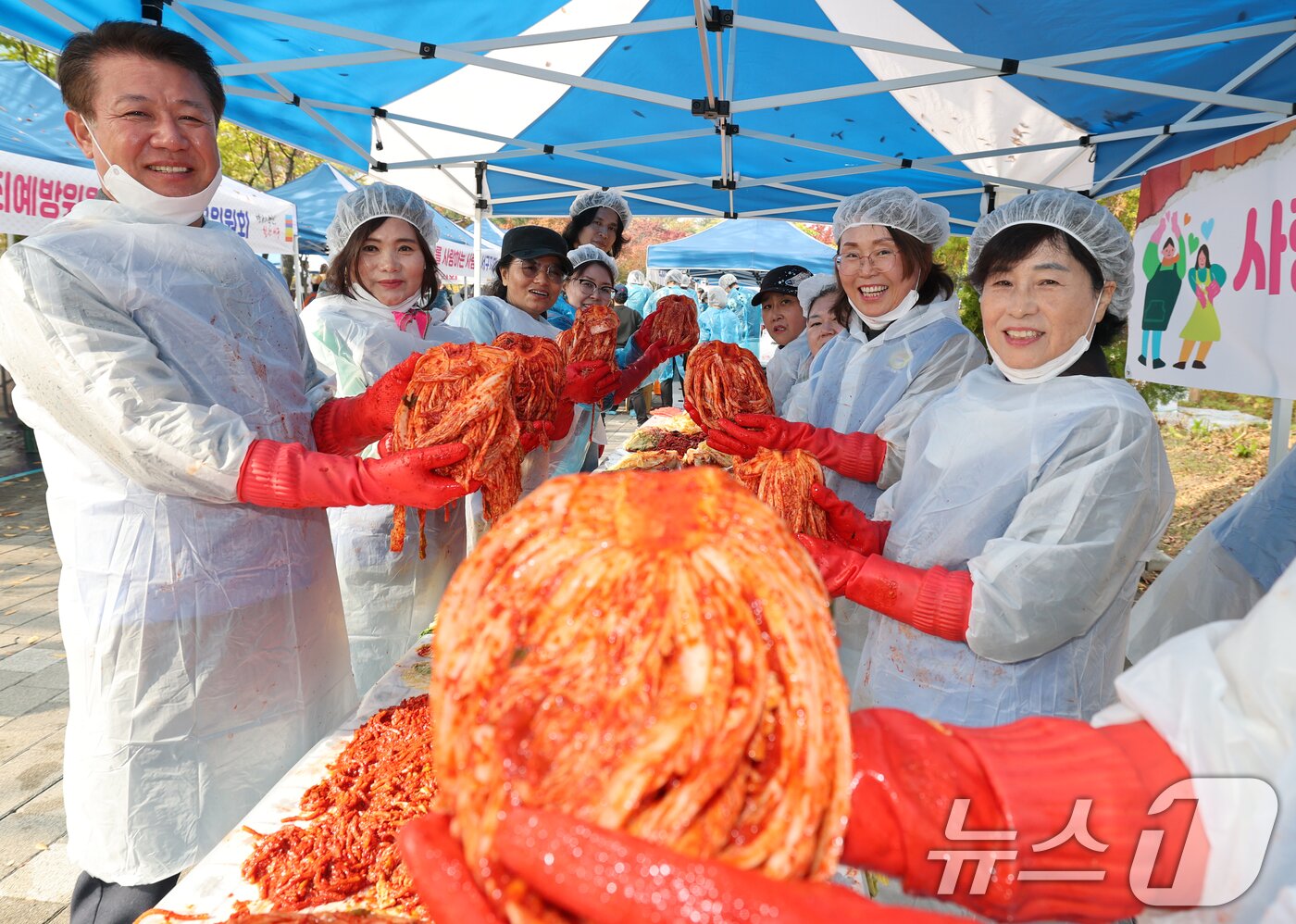 본문 이미지 - 6일 대전 서구 둔산동 샘머리공원에서 열린 서구 자원봉사센터 주최 ‘함께하는 기쁨, 사랑가득 김장나눔’ 행사에서 봉사자들이 김장을 하고 있다. 2025.11.6/뉴스1 ⓒ News1 김기태 기자