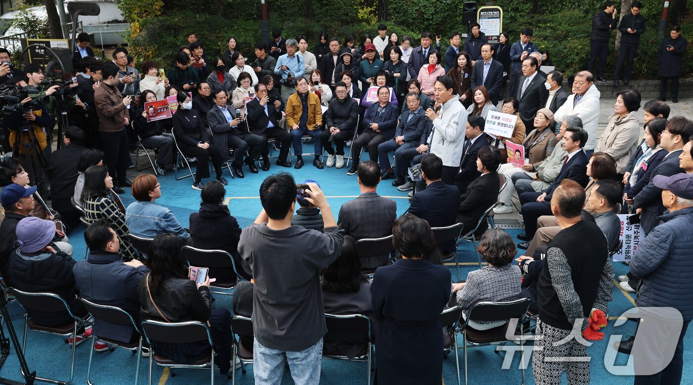 본문 이미지 - 오세훈 서울시장이 6일 오전 서울 성북구 장위 13 재정비촉진구역 현장에서 열린 주민 간담회에서 발언하고 있다. 서울시는 10년 만에 사업을 재추진하는 장위13구역에 신속통합기획 2.0과 재정비촉진사업 규제혁신 방안을 적용해 총 3만 3000가구를 공급한다는 방침이다. 2025.11.6/뉴스1 ⓒ News1 오대일 기자